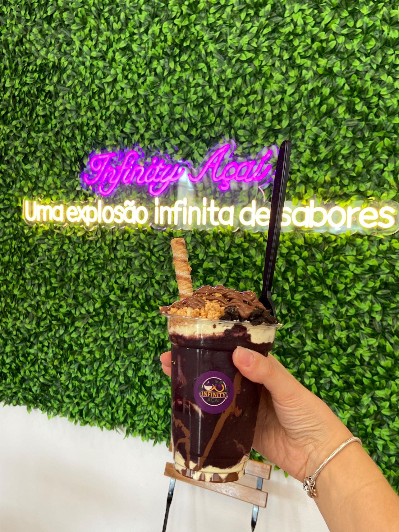Infinity Açaí. Neste novo spot pode lambuzar-se com açaí e 4 acompanhamentos por apenas 5,50€