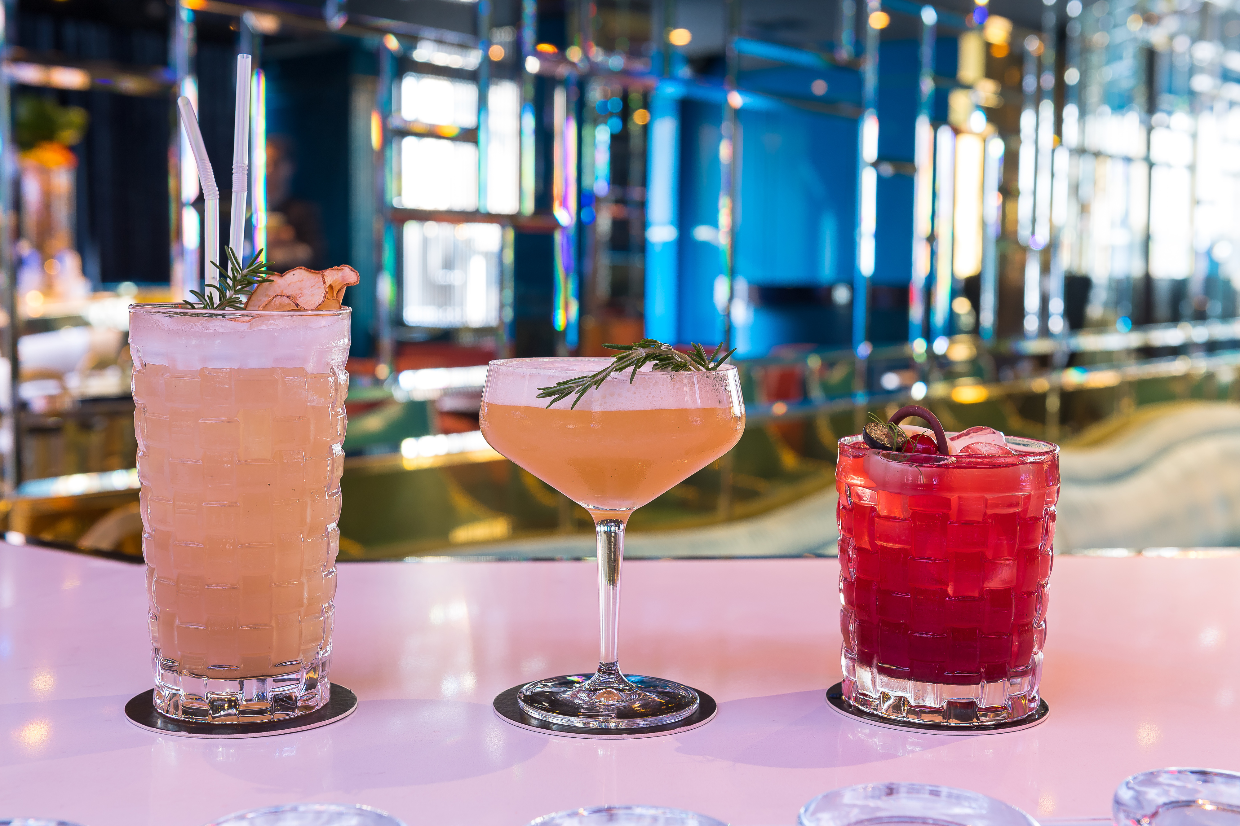 “Um dia, vamos beber um copo”. Até ao final do mês é “o dia” — e até pode beber sem pagar