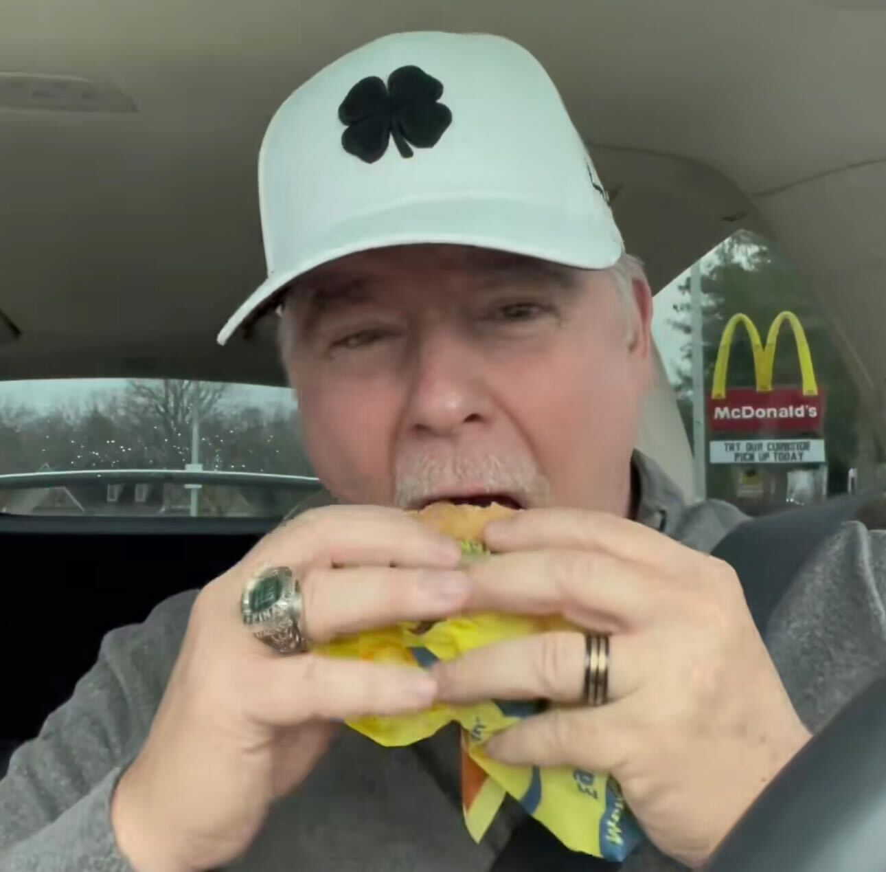 Homem vai comer McDonald’s durante 100 dias para perder peso – e até agora está a resultar. Veja o vídeo