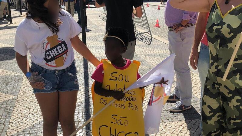 Criança negra e adotada usada como “cartaz” em manifestação do Chega. Pais temem perder a guarda