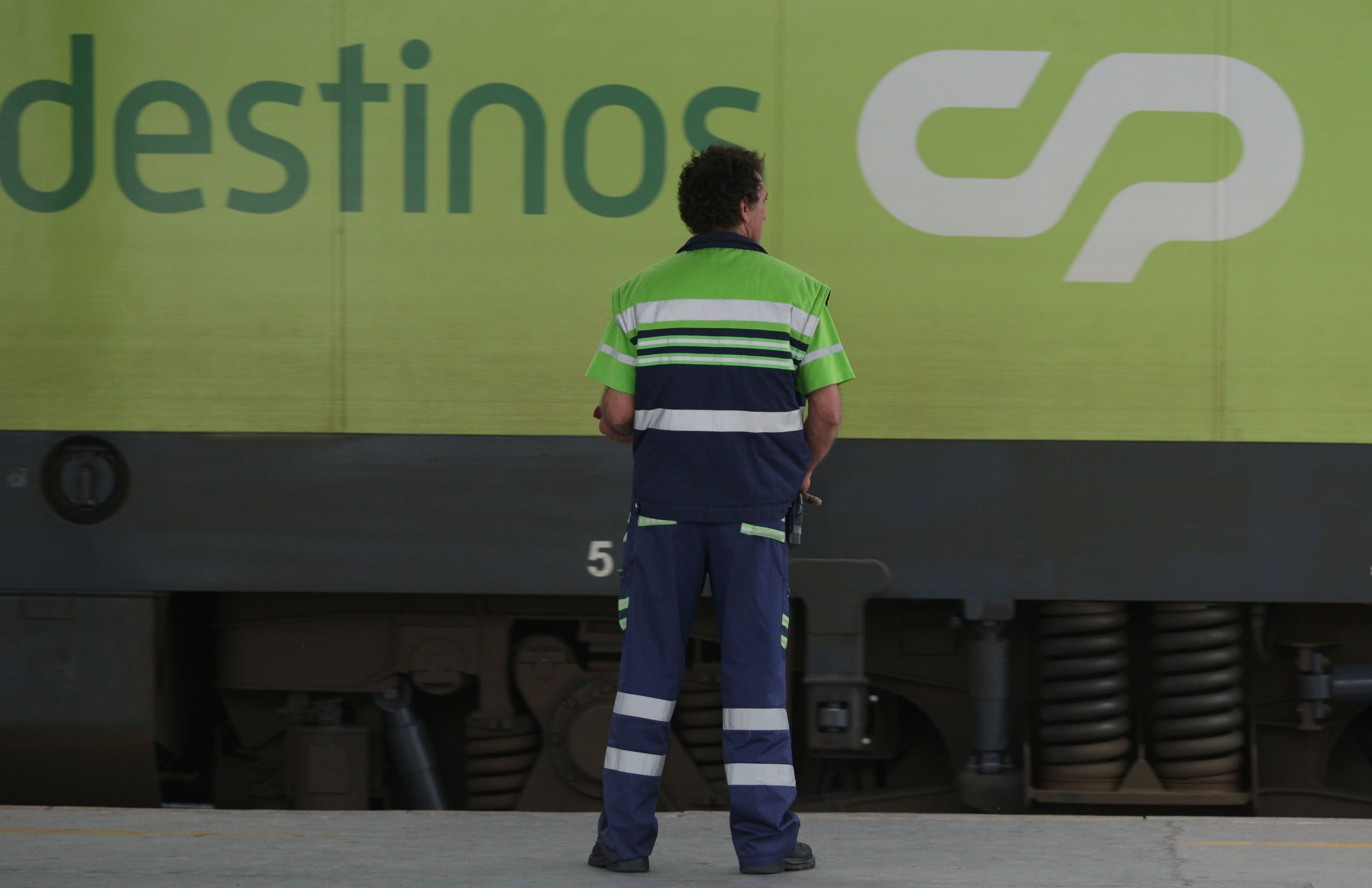 Normalizada circulação na Linha do Norte após descarrilamento de máquina