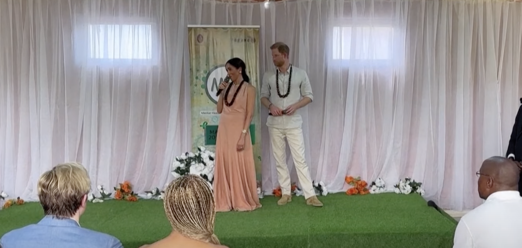 Estamos apaixonados pelo look de Meghan Markle. Renda-se ao tom com 8 vestidos semelhantes