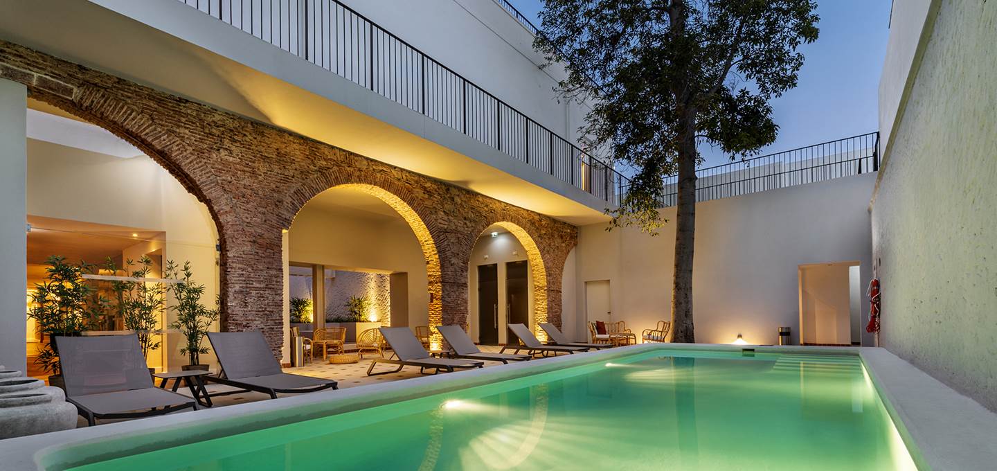 6 novos hotéis com piscina no Algarve que custam menos de 100€ por noite (e ainda aceitam reservas)