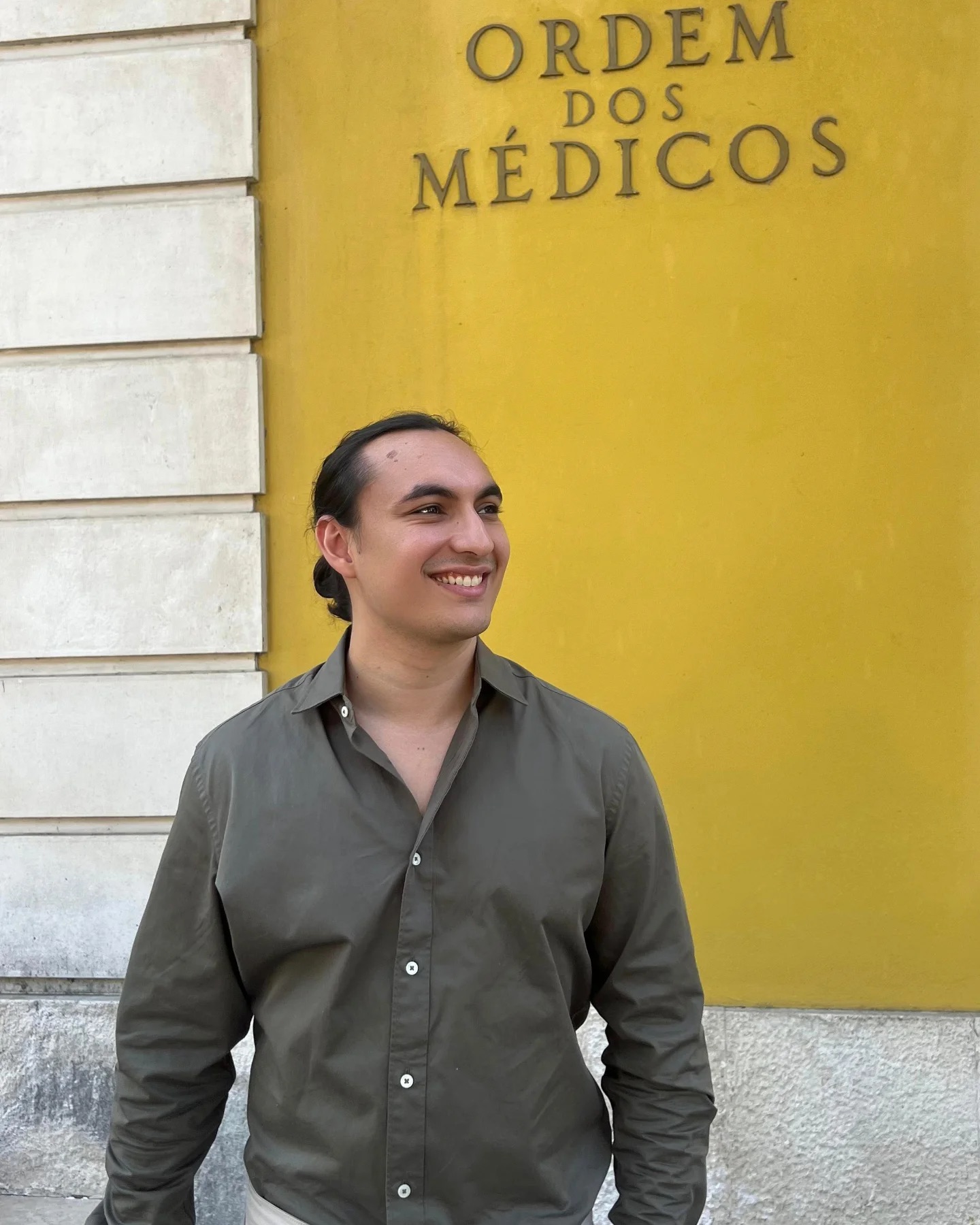 Israel Paródia é o primeiro médico cigano formado em Portugal. Saiba tudo sobre ele (e veja as fotos)