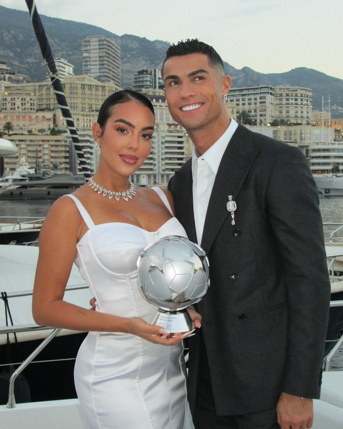 Cristiano Ronaldo recebe prémio e exibe joia com diamante raro encontrado em mina africana