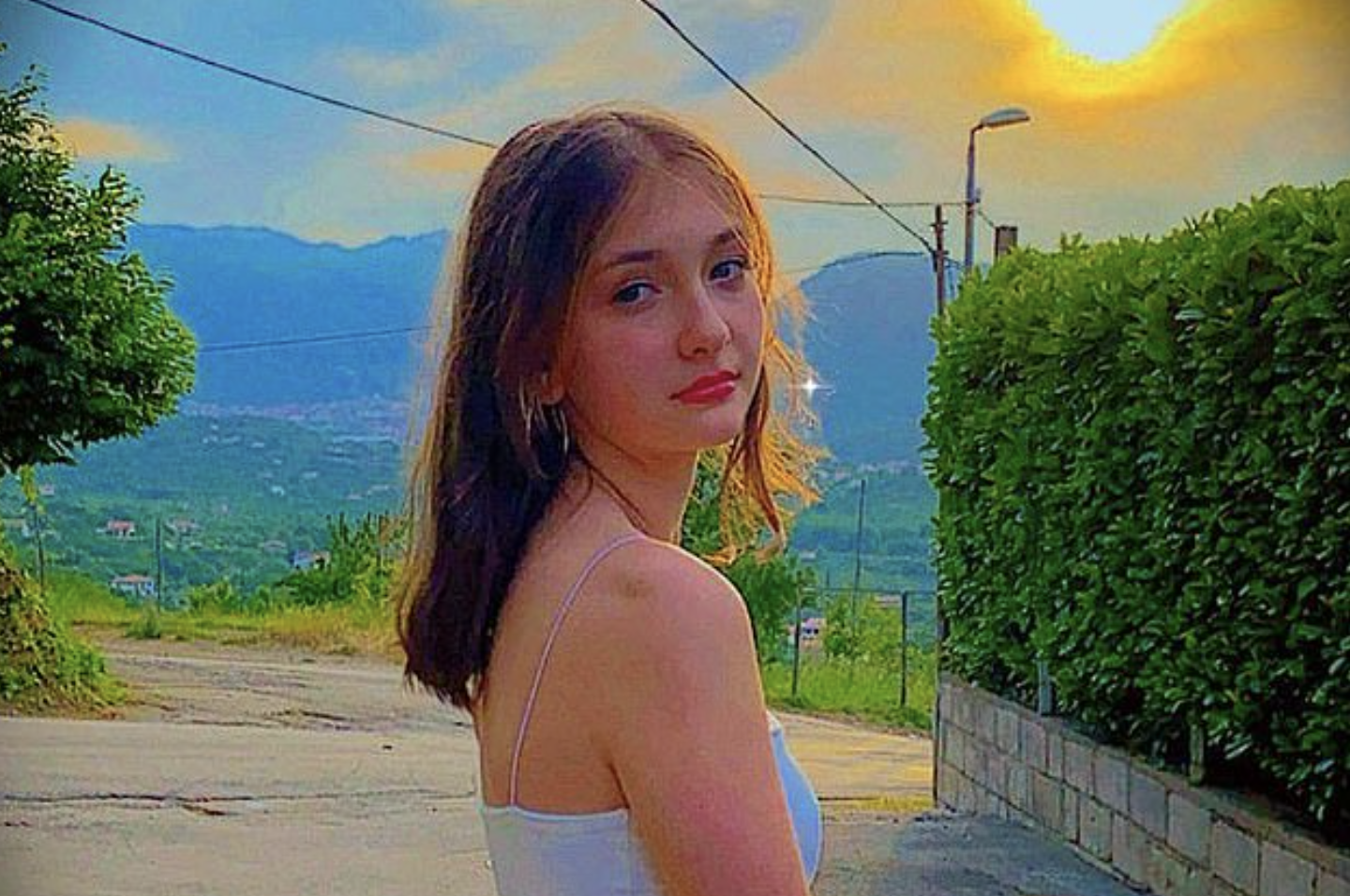 Miúda de 16 anos morre eletrocutada ao deixar cair na banheira o telemóvel que estava a carregar