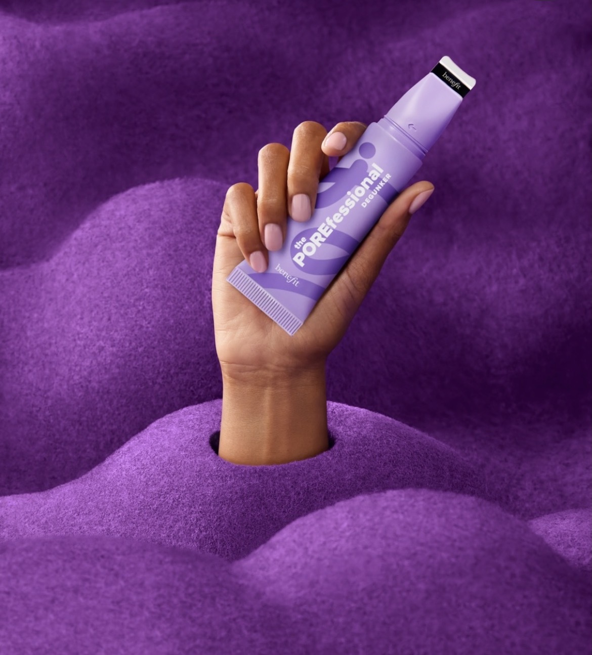 Pare de espremer pontos negros. Esta novidade da Benefit salva-lhe a cara (e os dedos)