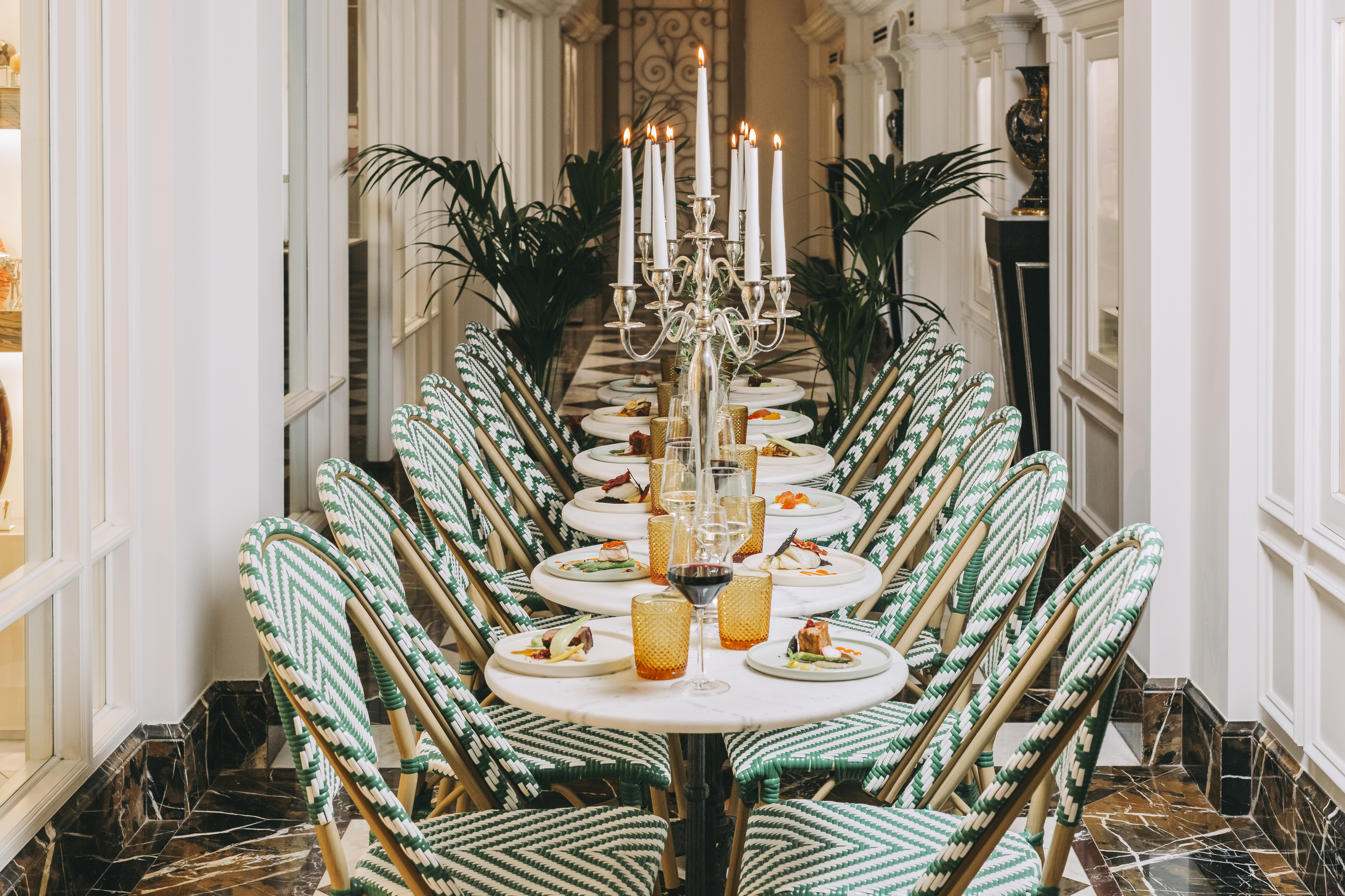 Champanhe premium à discrição e DJ ao vivo. Este é o melhor spot para eventos exclusivos (e à medida)