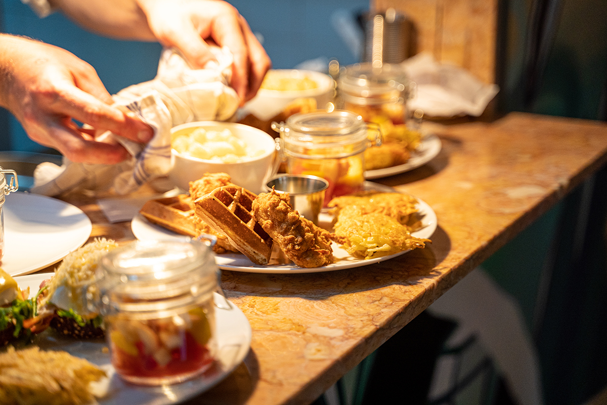 Panquecas, bacon e frango frito. Chegou ao Porto o verdadeiro brunch americano