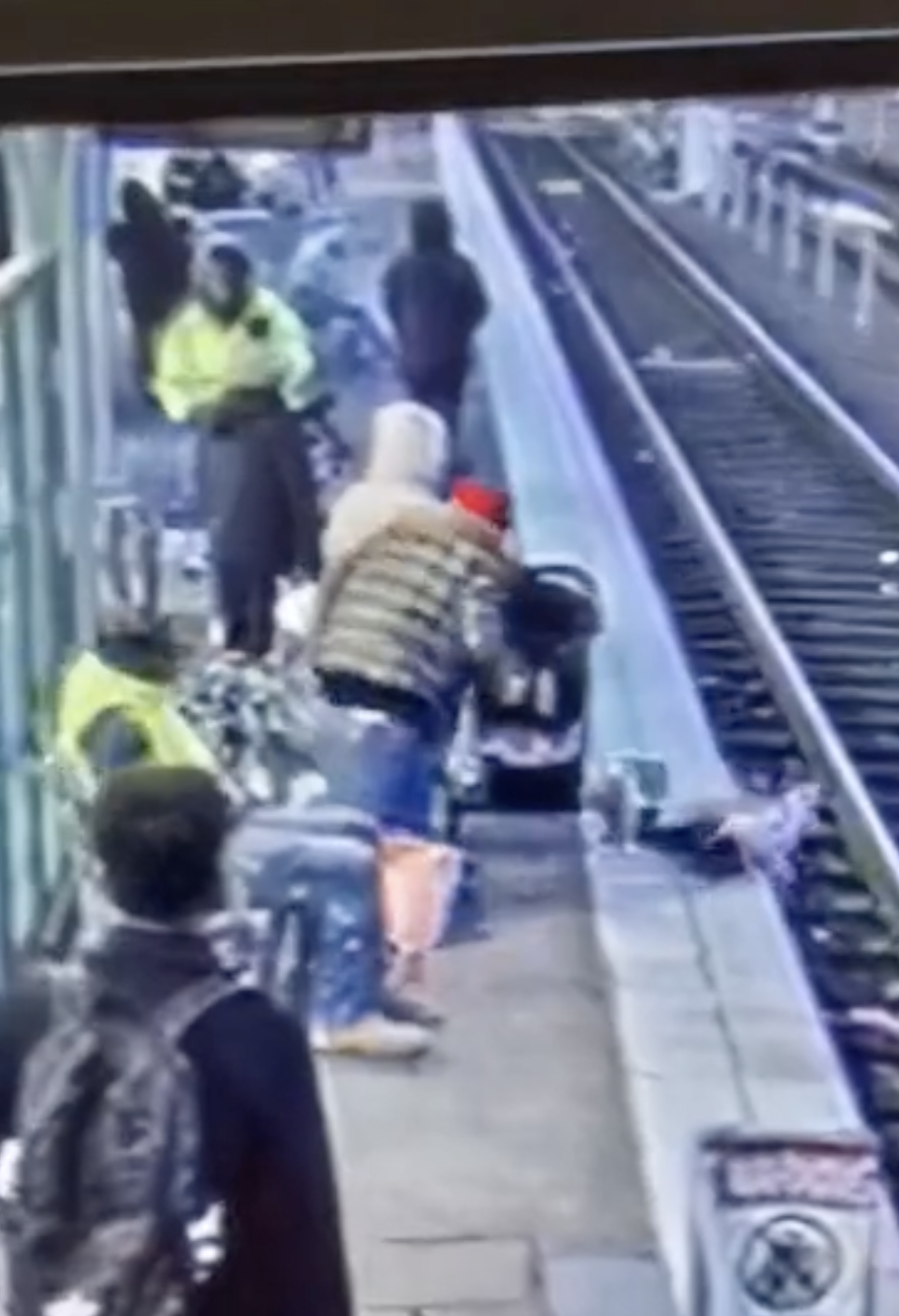 Mulher empurra menina de 3 anos para a linha de comboio por maldade. Veja o vídeo