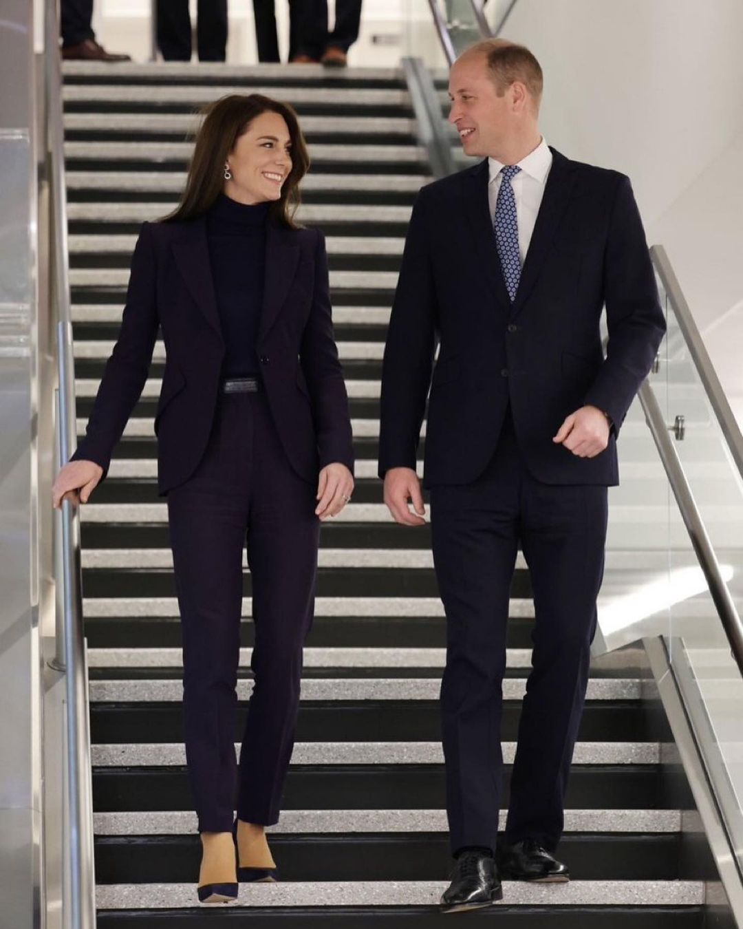 Ninguém se entende quanto à cor do fato de Kate Middleton. Roxo ou azul marinho? Abra e veja