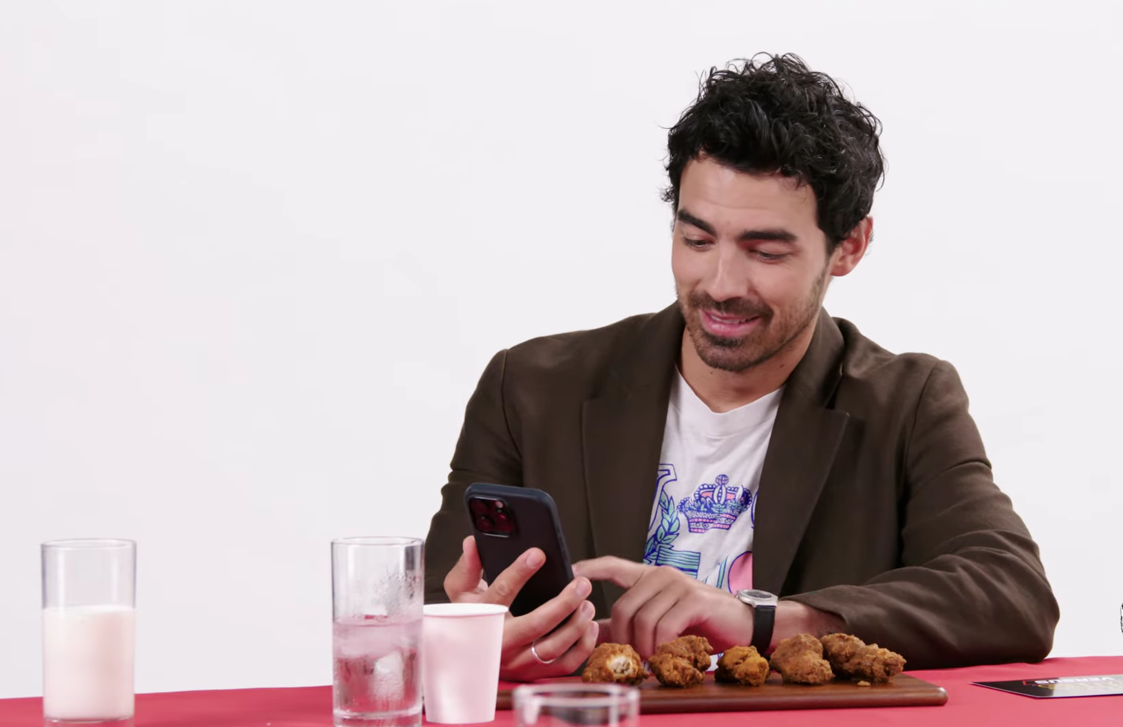 “Camp Rock 3” vai mesmo acontecer? Veja o momento em que Joe Jonas deu com a língua nos dentes