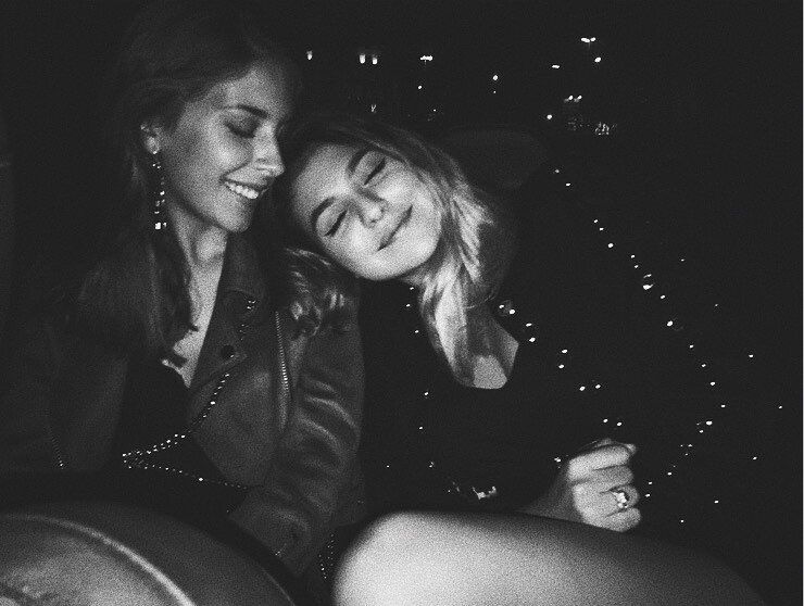 Bárbara Bandeira faz tatuagem em homenagem a Sara Carreira