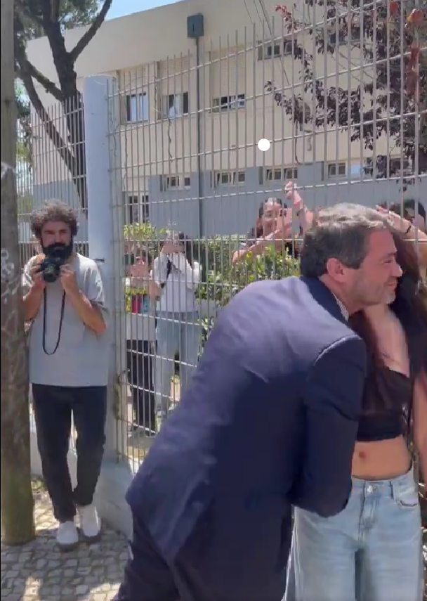 Vídeo de André Ventura a beijar adolescente gera polémica nas redes sociais. Veja o momento