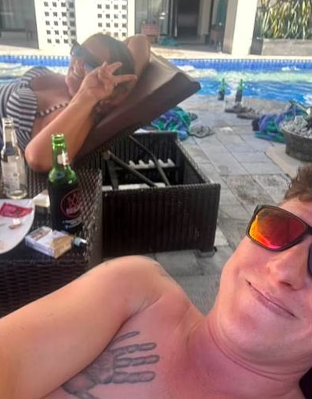 Deixaram as toalhas a reservar as espreguiçadeiras de um resort durante 9 horas. Um casal vingou-se