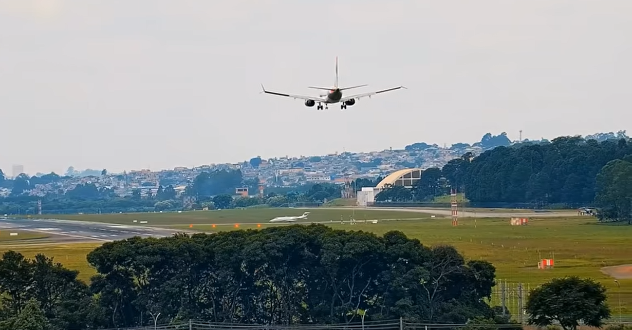 Jato invade pista e impede aterragem de avião. Veja o vídeo