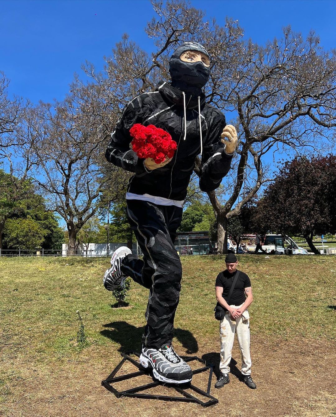 “Gigante” que corre com cravos na mão apareceu no centro de Lisboa. Artista explica simbolismo