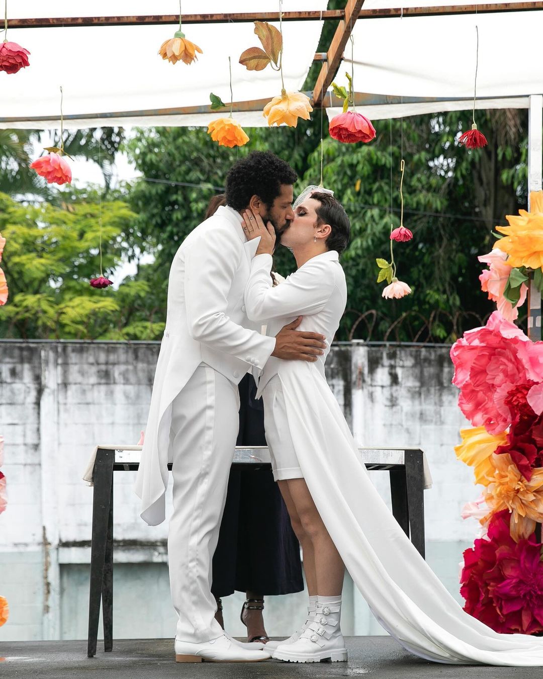 Novela brasileira que estreou na SIC tem o primeiro casamento entre 2 homens da história. Veja as fotos