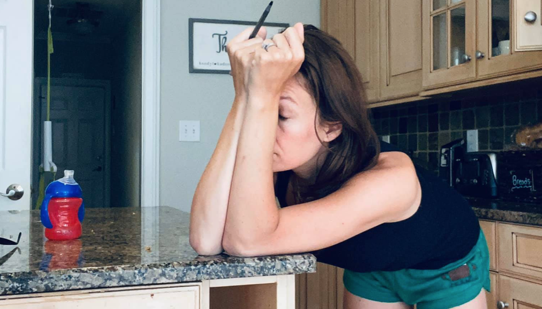 Mãe de 5, em teletrabalho, explode quando a professora dá negativa a um dos filhos. “Estou simplesmente sem energia”