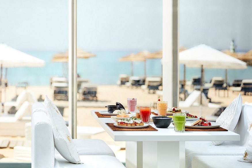 Panquecas e tostas servidas com vista para o mar. O brunch do Purobeach Vilamoura voltou