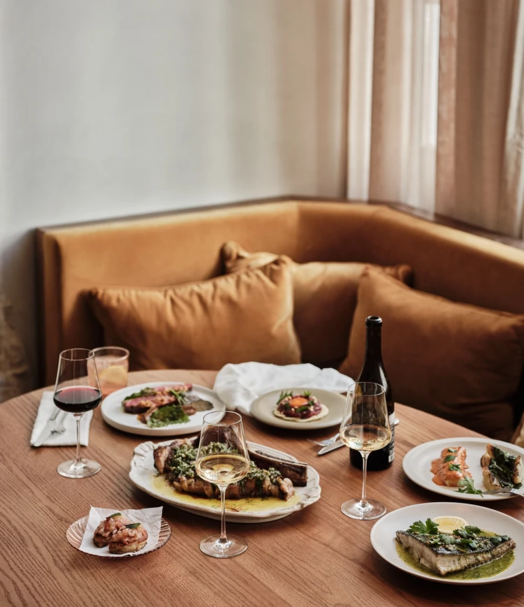 Nuno Mendes regressa a Lisboa com o Santa Joana, o novo (e cheio de pinta) restaurante da capital