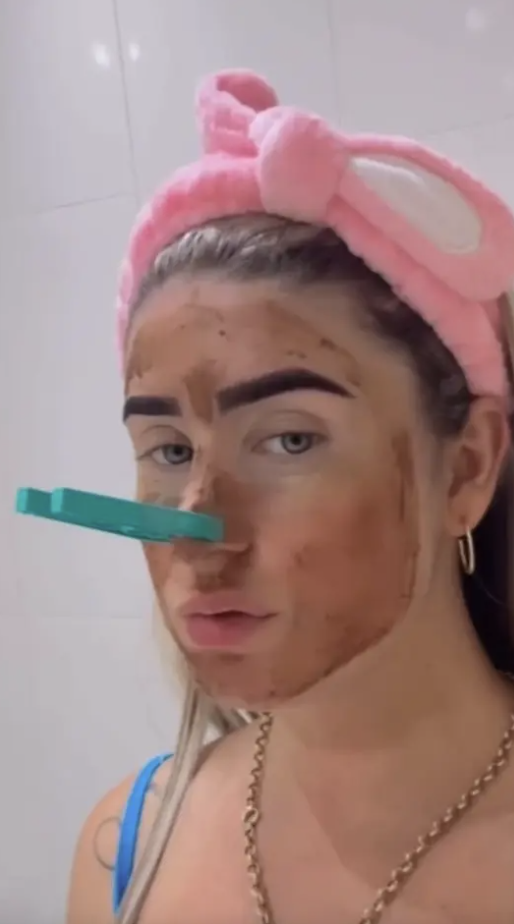 Insólito. Influenciadora aplica fezes no rosto para deixar pele “hidratada” e gera polémica