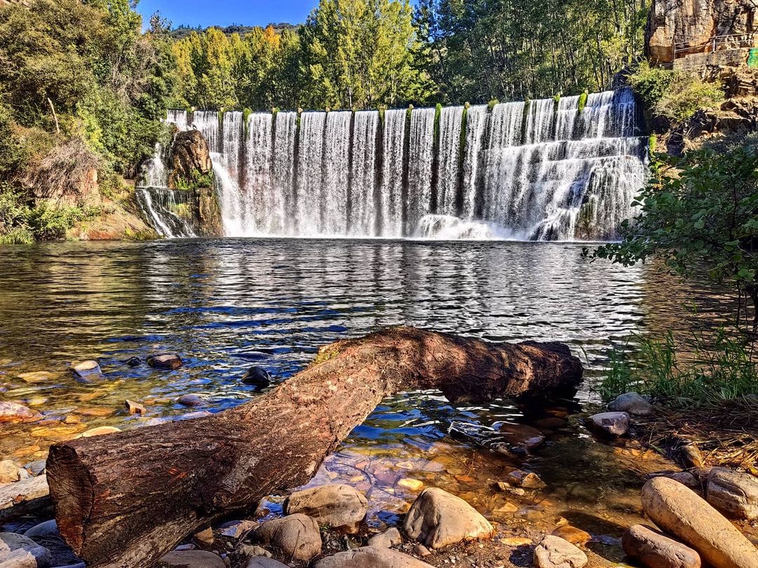 Esta cascata é estrela no Instagram e fica a duas horas de carro de Portugal