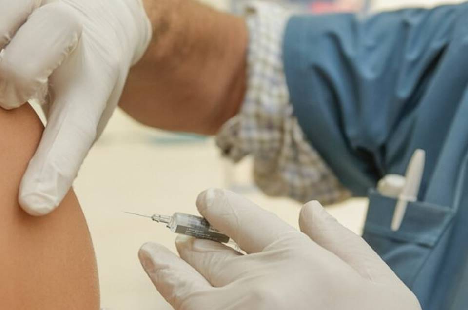 Vermelho, verde ou amarelo. Como está o semáforo de tempo de espera no seu centro de vacinação?