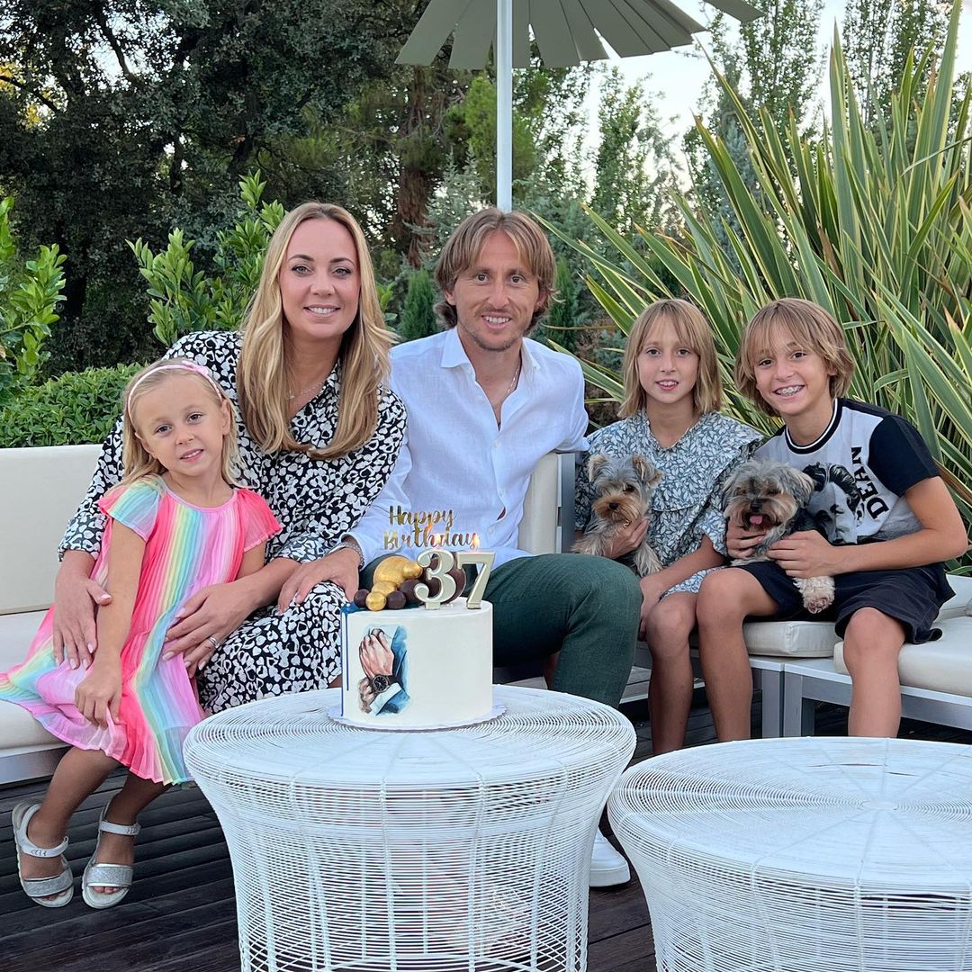 O veterano da seleção croata defronta Portugal esta segunda-feira. Veja 17 fotos de Luka Modrić em família