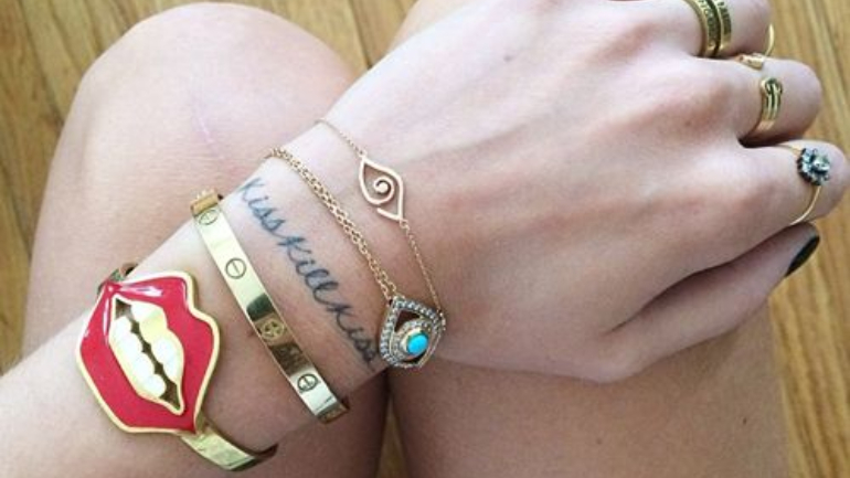 A pulseira que nasceu há quase 50 anos e continua a ser tendência entre as it-girls