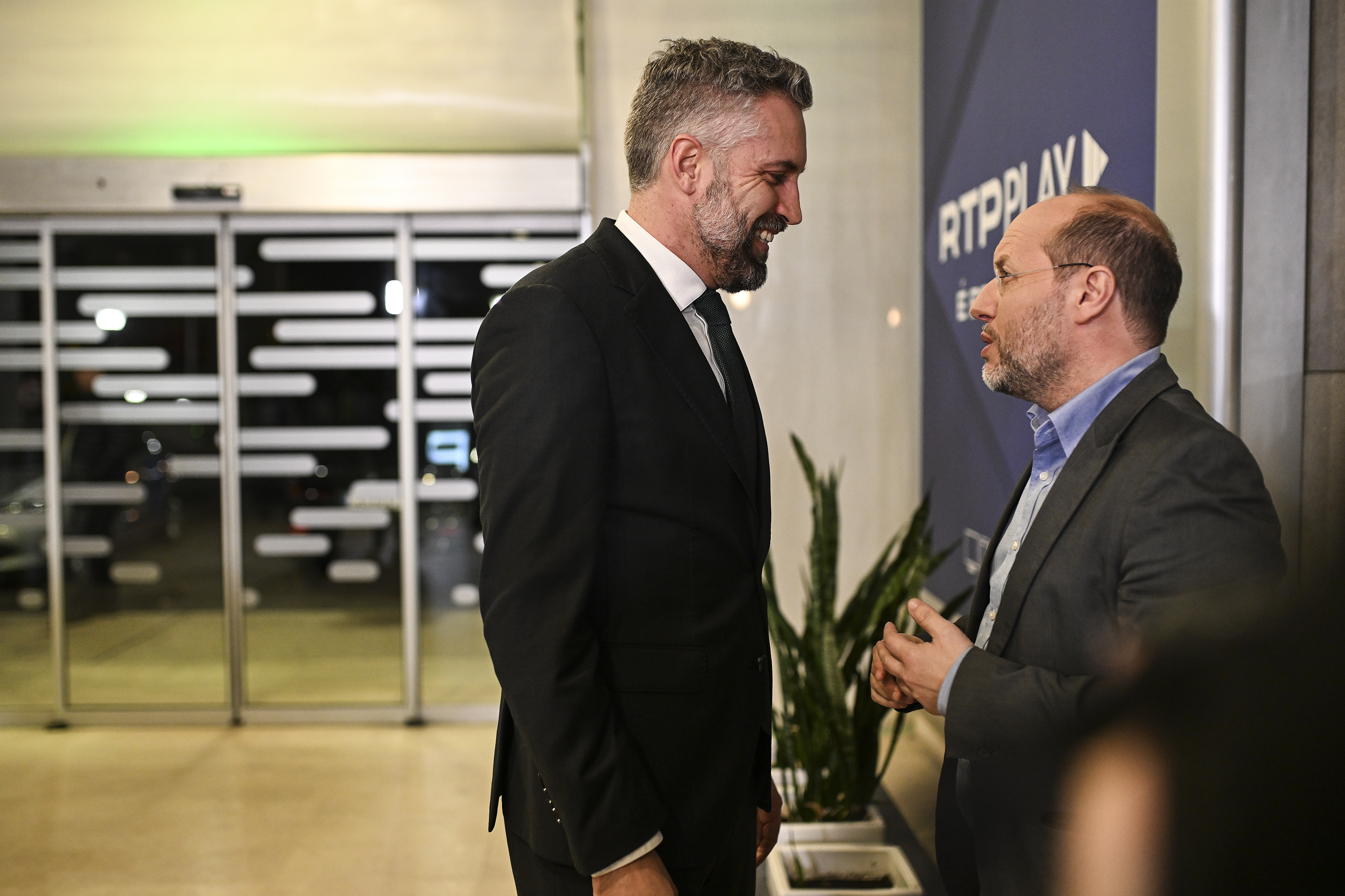 12 debates em fotos. As chegadas, o guarda-chuva patriótico e tudo o que a TV não mostrou