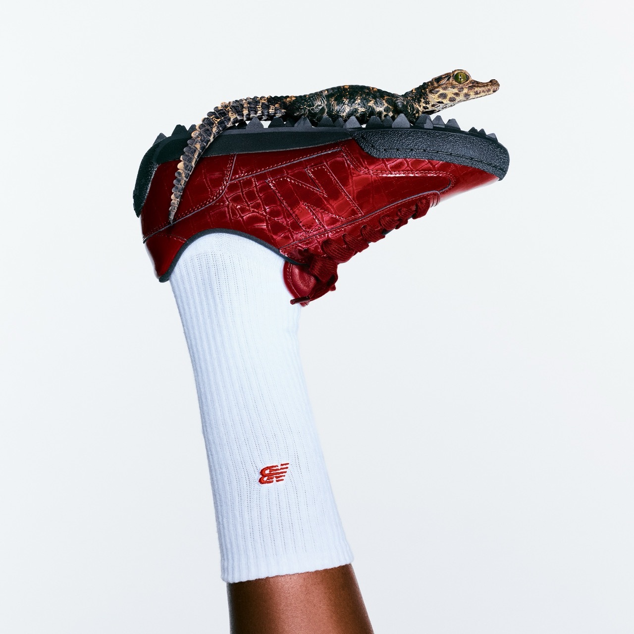 Da sola dentada ao padrão de crocodilo. Novo modelo da New Balance é a reinvenção de um clássico dos anos 80