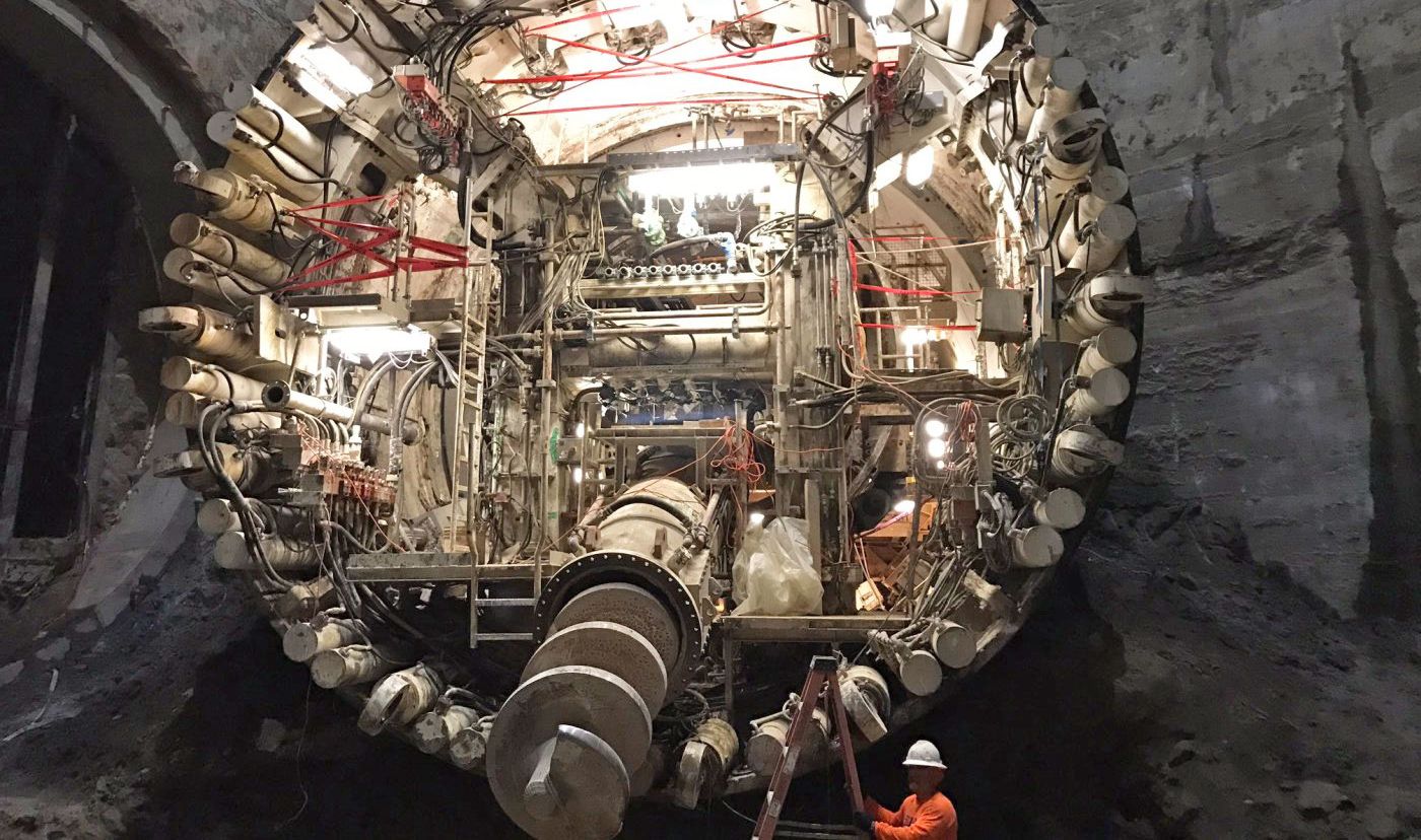 Os túneis de Elon Musk já são mais do que “buracos”. Agora têm um elevador