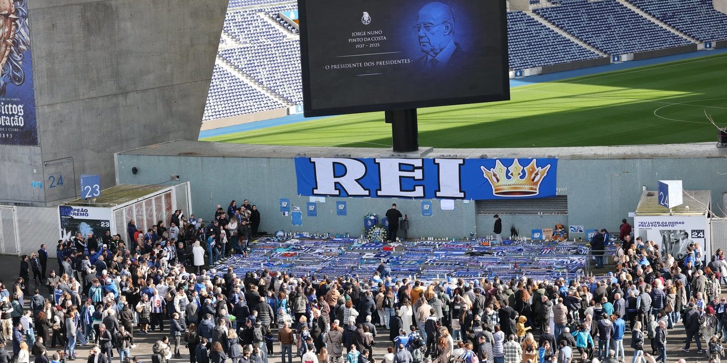 FOTOS: Atletas das modalidades do FC Porto prestam homenagem à Pinto da Costa