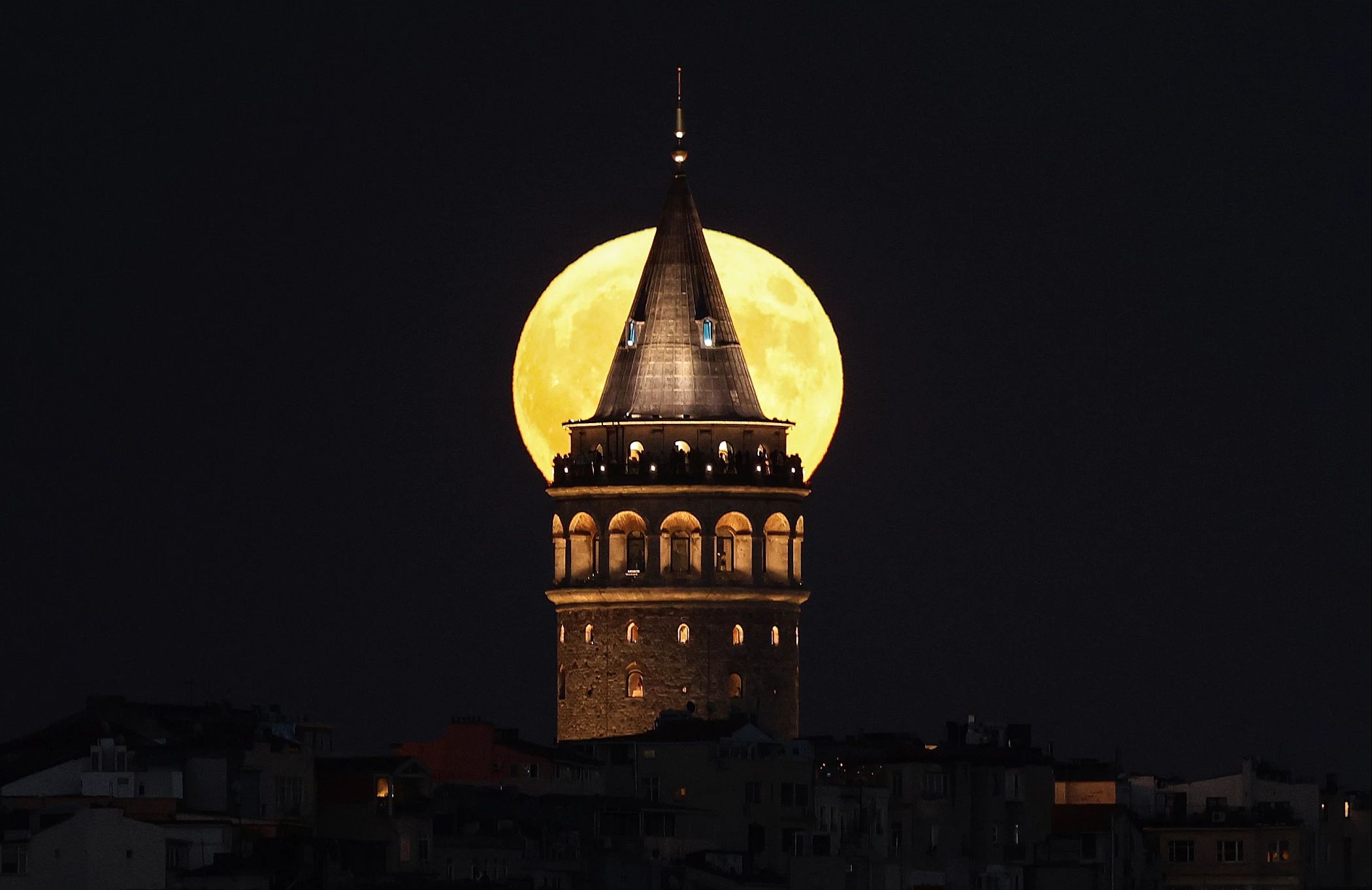 Tirou fotos à Superlua Azul? Por aqui escolhemos as melhores e não deixámos Portugal de fora