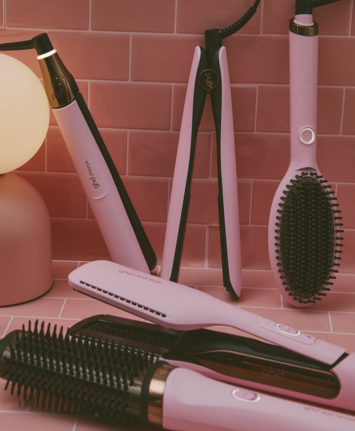 Estas placas e escovas modeladoras da ghd são instagramáveis e rosa (e por uma boa causa). Saiba porquê