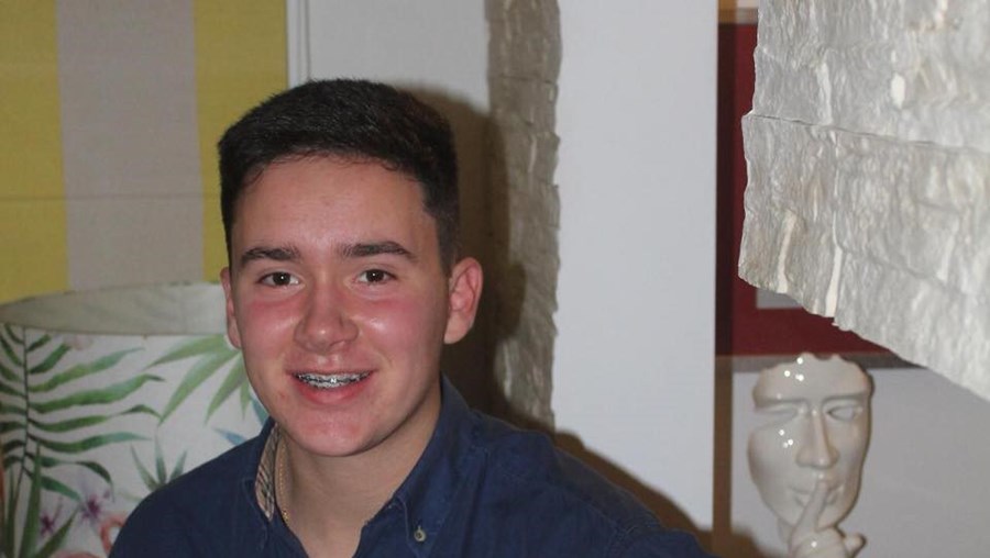 Jovem de 18 anos com carta há meses perde controlo do Porsche, despista-se e morre em Rio Maior