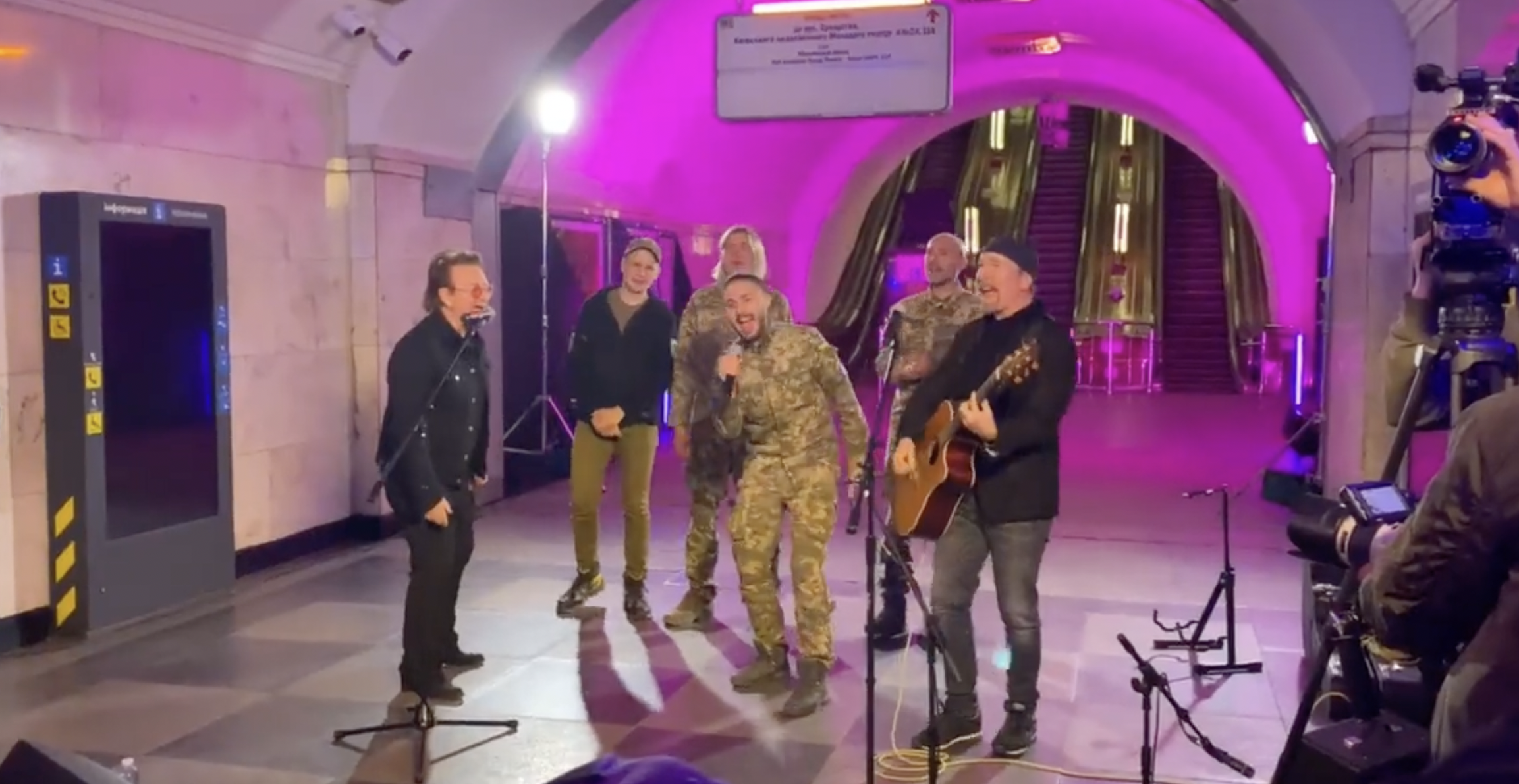 U2 dão concerto surpresa no metro de Kiev. Veja o vídeo