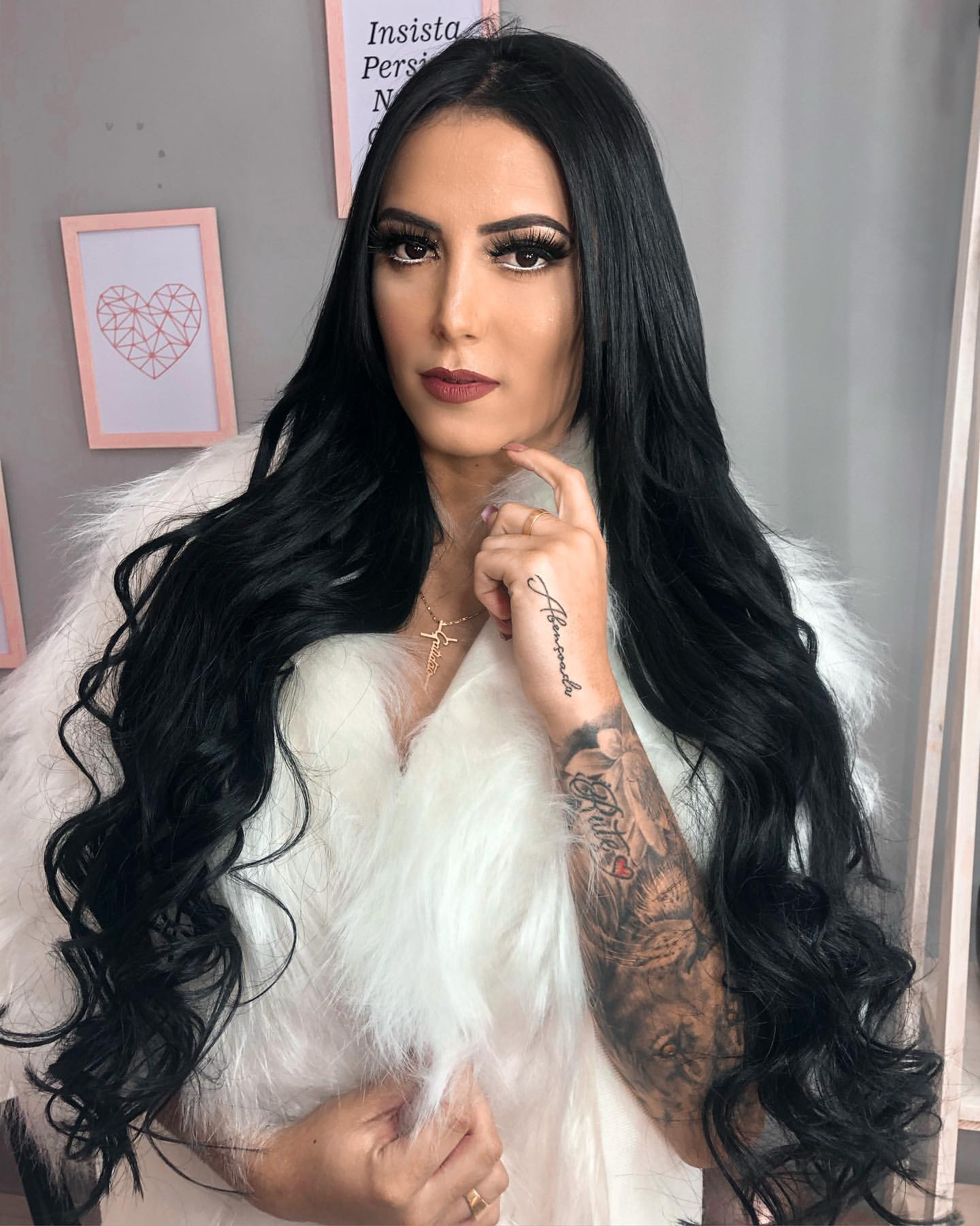 Influencer morta a tiro dentro da própria casa. Suspeitos estão a monte