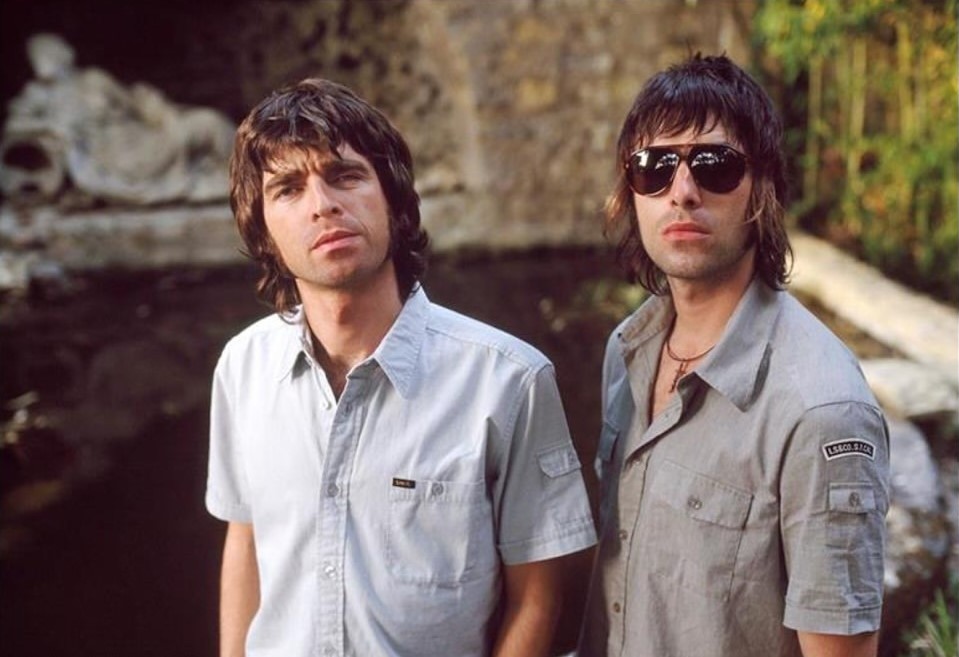 Fãs de Oasis, preparem-se. É possível que esteja a chegar uma energética reunião desta icónica banda