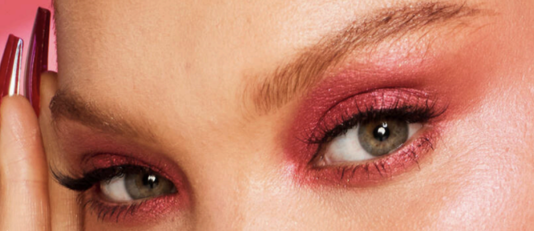 Consiga maquilhagens super festivas com estas sombras brilhantes, que prometem durar até 12 horas