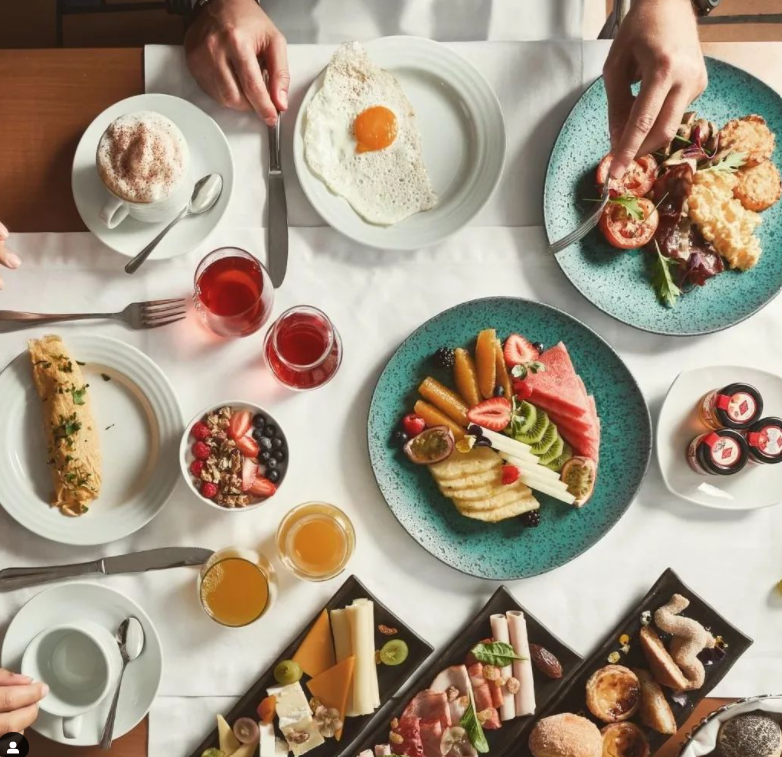 Panquecas, tostas, ovos e pratos quentes. O Marriott Praia D’El Rey tem um novo brunch de domingo