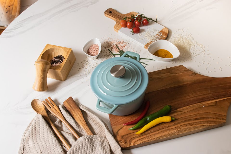 As caçarolas coloridas acabam de chegar ao Gato Preto — e não vai acreditar no preço