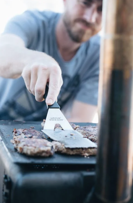 Homens são menos propensos a deixar de consumir carne. A razão? Acreditam que isso lhes tira masculinidade