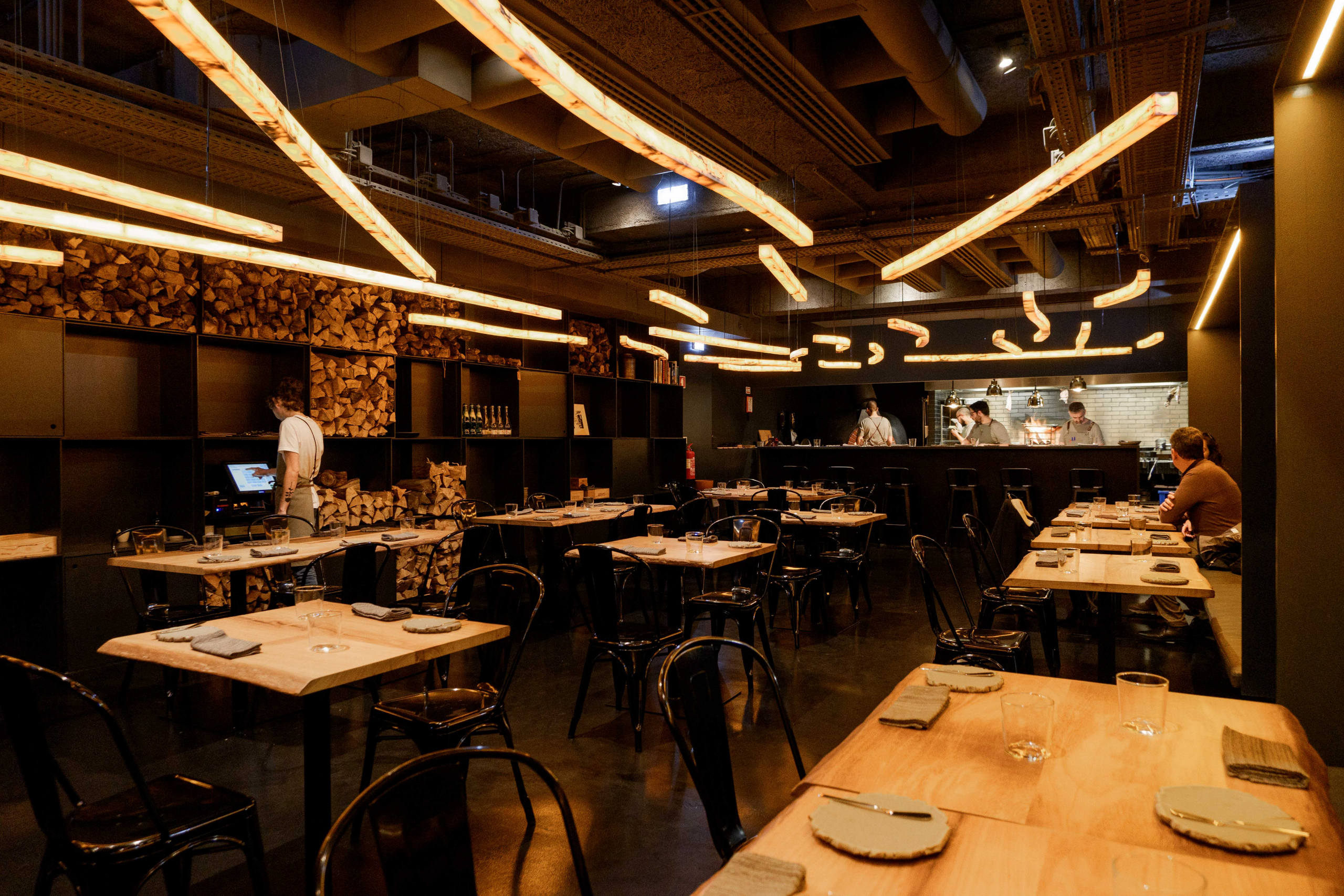 Fomos jantar ao Fogo, o restaurante onde até o gin leva carvão