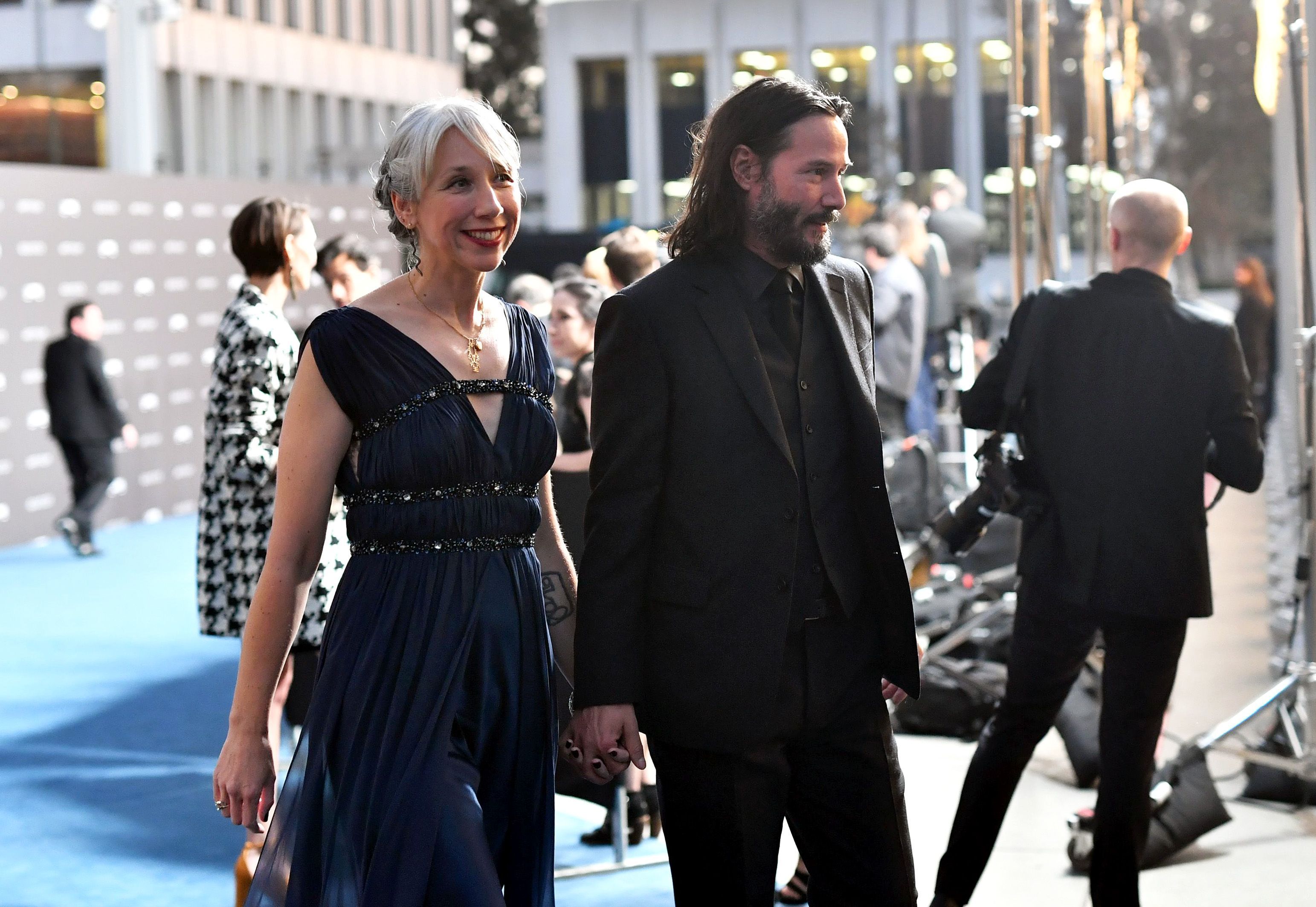 Porque é que a diferença de idades entre Keanu Reeves e a namorada começou uma discussão sobre igualdade de género
