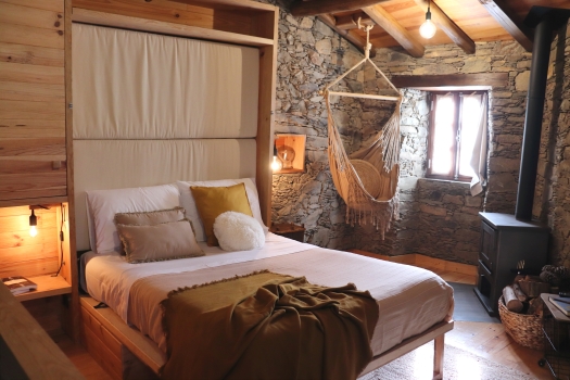 Enquanto estas casas ganhavam vida, a laranjeira rejuvenescia e agora dá sumo aos hóspedes