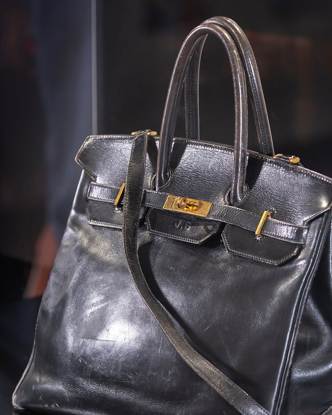 Primeira mala Birkin foi leiloada por 8,6 milhões de euros. É o segundo artigo de moda mais valioso já vendido