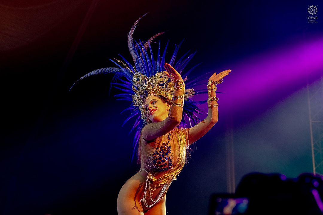 Karlota samba na cara dos foliões e traz chuva para o Carnaval. Mas no Dia dos Namorados será diferente