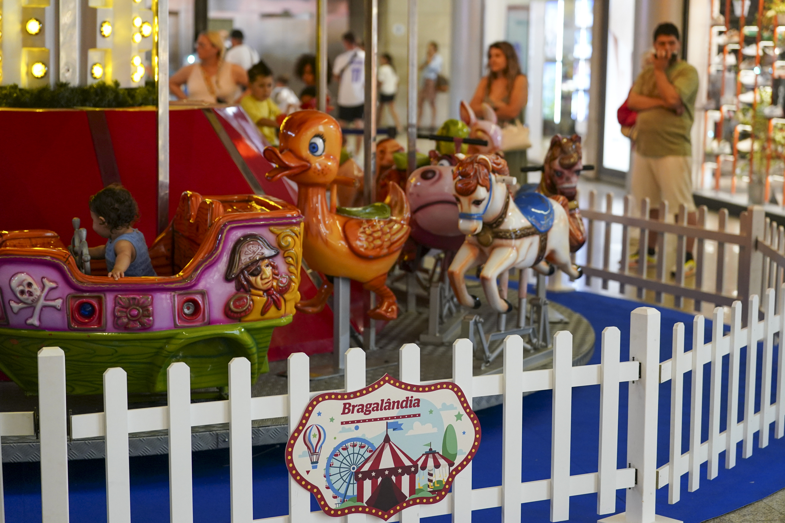 Pegue nos miúdos. Há uma mini feira popular dentro de um centro comercial em Braga (mas é temporária)